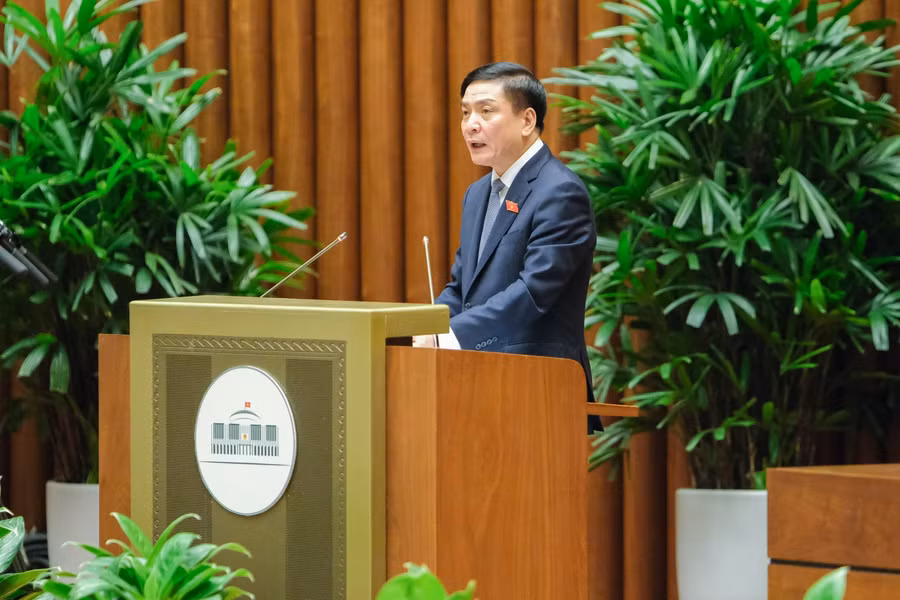 Tổng Thư ký Quốc hội, Chủ nhiệm Văn phòng Quốc hội Bùi Văn Cường trình bày Tờ trình về dự kiến Chương trình giám sát của Quốc hội năm 2023