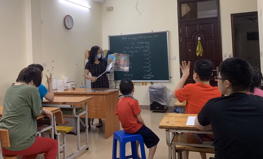 Những đứa trẻ đặc biệt chăm chú nghe cô giáo kể chuyện