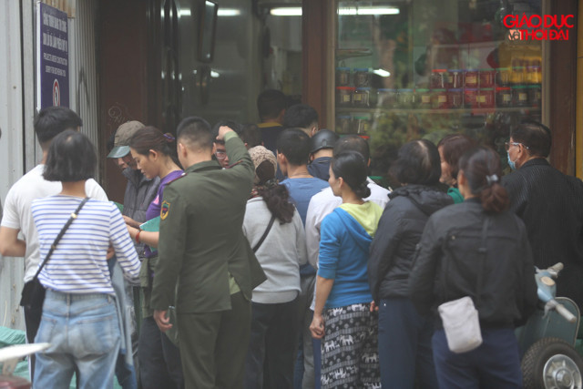 Hàng giò chả, bánh chưng nổi tiếng trên phố Hàng Bông lại xuất hiện cảnh khách xếp hàng mua.