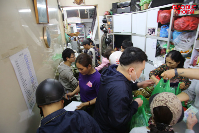 Lượng mua quá lớn nên bánh chưng sau khi làm xong ngay lập tức được vận chuyển đến cửa hàng.