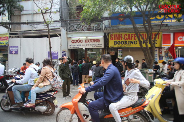 Hằng năm, cứ từ khoảng 25 tháng Chạp trở đi, số lượng bánh chưng giò chả bán ra tại cửa hàng có thể gấp từ vài chục đến cả trăm lần ngày thường.