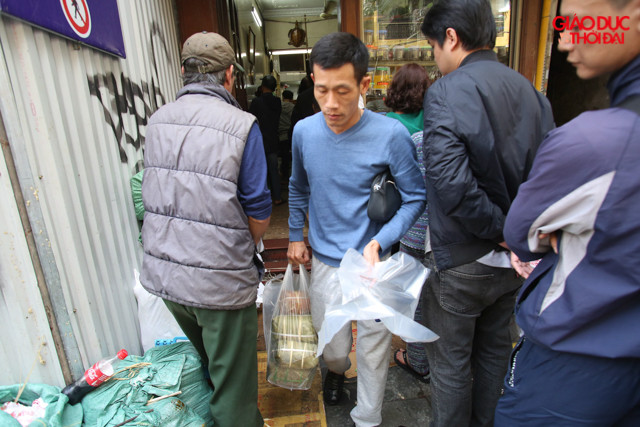 Mỗi người phải chờ từ 30 - 45 phút mới tới lượt vào mua.