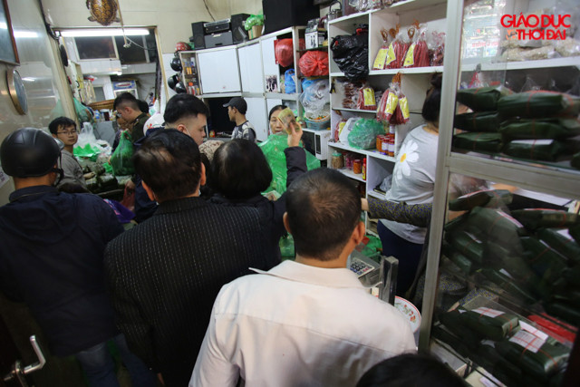 Bên trong cửa hàng, nhân viên luôn tay tất bật bán hàng cho khách.