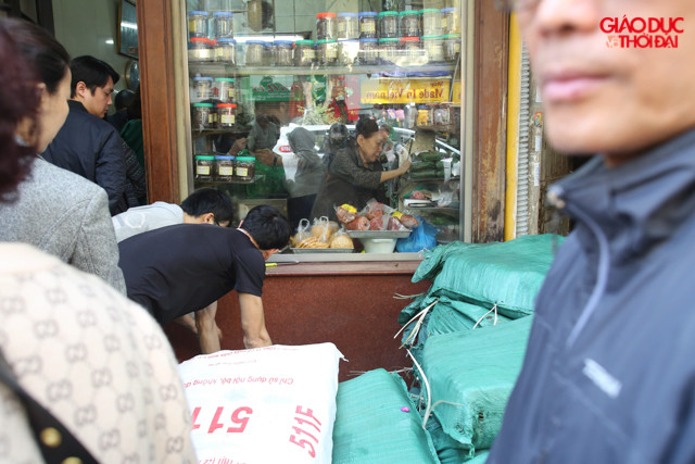 Nhiều khách hàng yêu thích quán bởi ở đây bánh chưng có mùi thơm nếp, nem chua thịt dẻo, ít cay và có hương vị riêng.