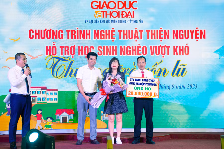 Công ty TNHH Gang thép Hưng Nghiệp Formosa Hà Tĩnh trao biểu trưng cho BTC. Trong những năm qua, doanh nghiệp thường xuyên đồng hành cùng Báo GD&amp;TĐ trong các hoạt động nhân ái.