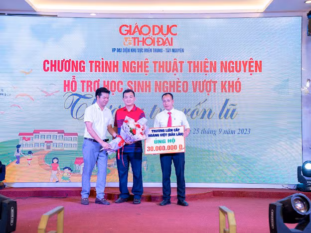Trường Liên cấp Hoàng Việt (Đắk Lắk) trao biểu trưng 30 triệu đồng ủng hộ chương trình.