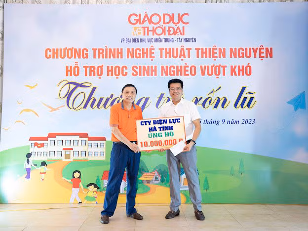 Công ty Điện lực Hà Tĩnh... trao biểu trưng ủng hộ chương trình.