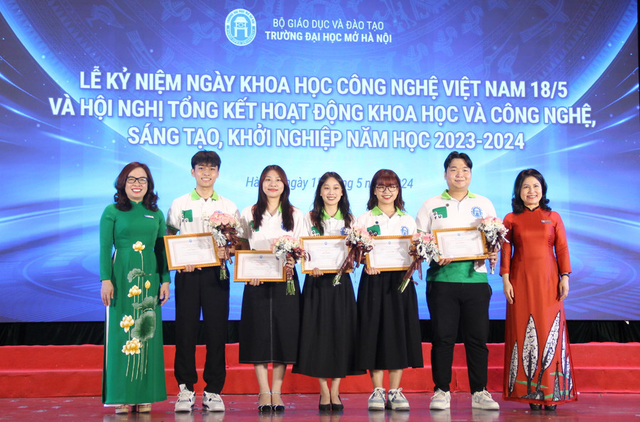 PGS. TS Nguyễn Mai Hương - Bí thư Đảng ủy, Chủ tịch Hội đồng Trường ĐH Mở Hà Nội (ngoài cùng bên phải) và PGS.TS Nguyễn Thị Nhung trao giấy khen cho đội tuyển tham dự Cuộc thi SV.STARTUP: Học sinh, sinh viên khởi nghiệp toàn quốc lần thứ 6/2024. Đội tuyển đã xuất sắc giành giải Nhì của cuộc thi. PGS. TS Nguyễn Mai Hương - Bí thư Đảng ủy, Chủ tịch Hội đồng Trường ĐH Mở Hà Nội (ngoài cùng bên phải) và PGS.TS Nguyễn Thị Nhung trao giấy khen cho đội tuyển tham dự Cuộc thi SV.STARTUP: Học sinh, sinh viên khởi nghiệp toàn quốc lần thứ 6/2024. Đội tuyển đã xuất sắc giành giải Nhì của cuộc thi.