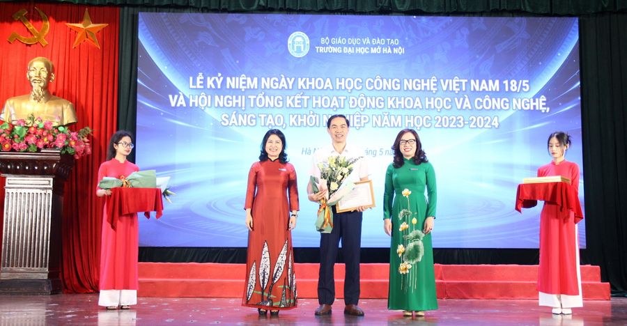 TS Dương Thăng Long, Phó Hiệu trưởng Trường ĐH Mở Hà Nội là một trong 96 cán bộ, giảng viên được vinh danh khen thưởng.