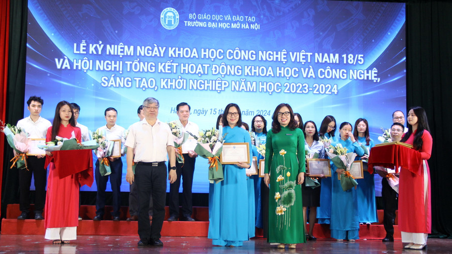 PGS.TS Nguyễn Thị Nhung và TS Trương Tiến Tùng - nguyên Hiệu trưởng Trường ĐH Mở Hà Nội trao giấy khen cho các cá nhân có thành tích tiêu biểu trong nghiên cứu khoa học, sáng tạo và khởi nghiệp. PGS.TS Nguyễn Thị Nhung và TS Trương Tiến Tùng - nguyên Hiệu trưởng Trường ĐH Mở Hà Nội trao giấy khen cho các cá nhân có thành tích tiêu biểu trong nghiên cứu khoa học, sáng tạo và khởi nghiệp.
