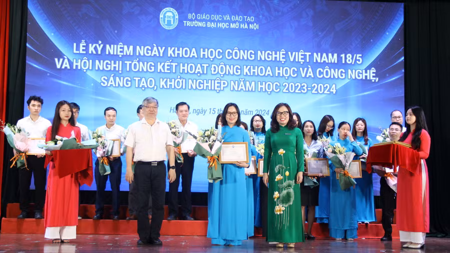 PGS.TS Nguyễn Thị Nhung và TS Trương Tiến Tùng - nguyên Hiệu trưởng Trường ĐH Mở Hà Nội trao giấy khen cho các cá nhân có thành tích tiêu biểu trong nghiên cứu khoa học, sáng tạo và khởi nghiệp.