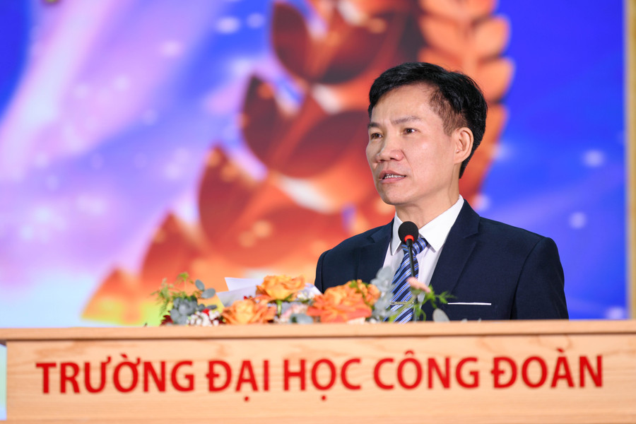TS. Vũ Văn Thú – trưởng khoa An toàn Lao động và KSNN phát biểu tại buổi lễ. TS. Vũ Văn Thú – trưởng khoa An toàn Lao động và KSNN phát biểu tại buổi lễ.