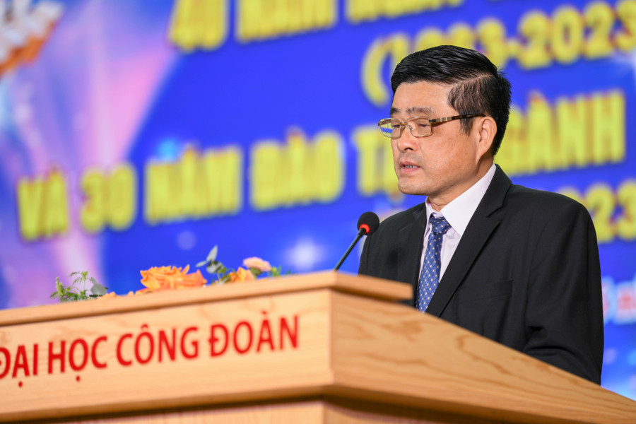 TS. Hà Tất Thắng – Cục trưởng Cục ATLĐ – Bộ LĐTB&XH phát biểu tại buổi lễ. TS. Hà Tất Thắng – Cục trưởng Cục ATLĐ – Bộ LĐTB&XH phát biểu tại buổi lễ.