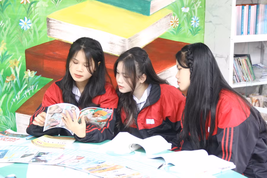 Học sinh Trường THPT Chi Lăng (Lạng Sơn) đọc sách tại thư viện xanh của nhà trường.