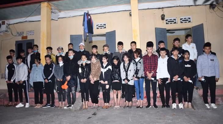 Các đối tượng nam nữ thanh niên có hành vi trốn chốt kiểm soát dịch bệnh bị bắt giữ.