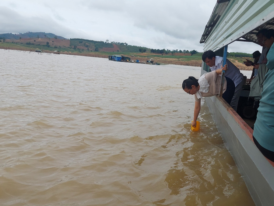 Chi cục Thú y, Sở Nông nghiệp và Phát triển nông thôn tỉnh Kon Tum lấy mẫu nước kiểm tra, xác định nguyên nhân cá chết hàng loạt. Chi cục Thú y, Sở Nông nghiệp và Phát triển nông thôn tỉnh Kon Tum lấy mẫu nước kiểm tra, xác định nguyên nhân cá chết hàng loạt.