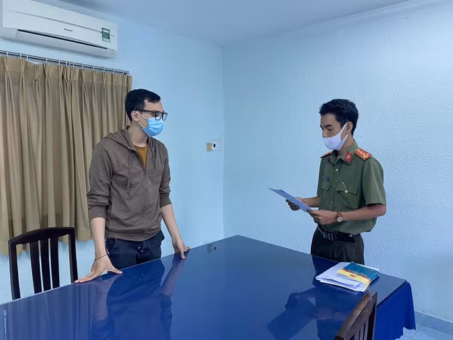 Công an TP.HCM tống đạt quyết định khởi tố bị can và lệnh cấm đi khỏi nơi cư trú đối với Dương Tấn Hậu. Ảnh: Dân Việt