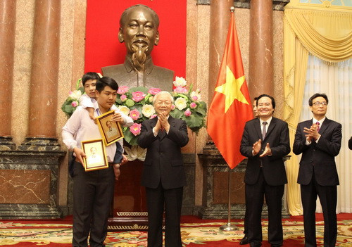 Ngô Minh Hiếu và Nguyễn Tất Minh vinh dự nhận phần thưởng của Tổng Bí thư, Chủ tịch nước Nguyễn Phú Trọng. Ảnh: Việt Cường.