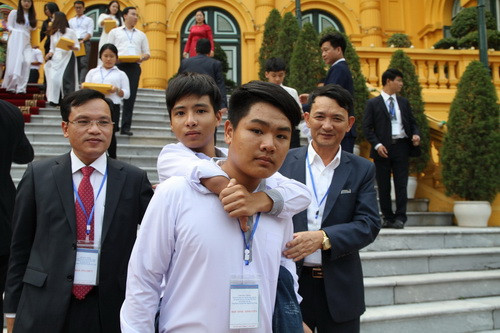 Ngô Minh Hiếu tình nguyện là đôi chân để giúp bạn Nguyễn Tất Minh thực hiện ước mơ học tập của mình. Ảnh: Việt Cường. Ngô Minh Hiếu tình nguyện là đôi chân để giúp bạn Nguyễn Tất Minh thực hiện ước mơ học tập của mình. Ảnh: Việt Cường.