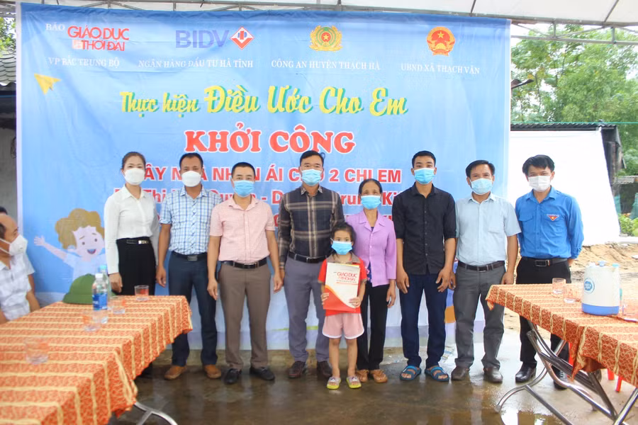 Ông Nguyễn Trần Dương, Giám đốc Công ty TNHH TMDV&amp;XL Hàng Dương và ông Nguyễn Ngọc Luyến, đại diện nhóm CND trao quà hỗ trợ xây nhà cho gia đình