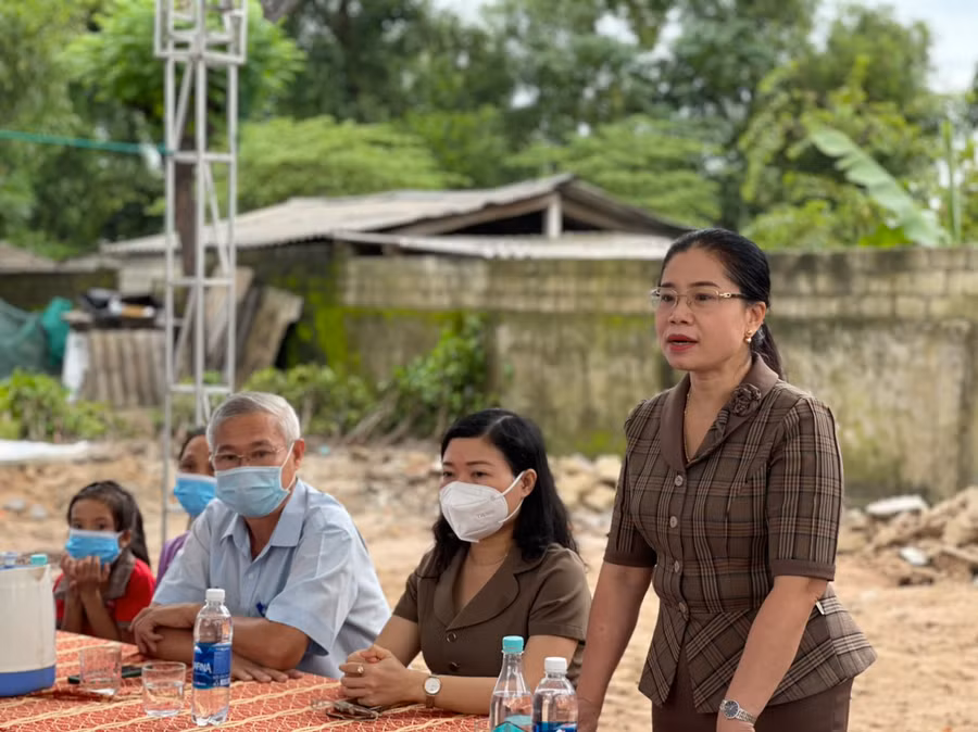 "Trong thời qua, nhờ có sự đồng hành của báo GD&amp;TĐ, nhiều gia đình học sinh khó khăn trên địa bàn có điều kiện được học tập trong ngôi nhà kiên cố, chuyên tâm phấn đấu hơn. Đây là ngôi nhà nhân ái thứ 3 tại Thạch Hà do báo GD&amp;TĐ kết nối. Chúng tôi xin cám ơn sự hỗ trợ vô cùng ý nghĩa từ báo GD&amp;TĐ và các nhà hảo tâm", bà Nguyễn Thanh Nga, Trưởng phòng GD&amp;ĐT Thạch Hà chia sẻ.