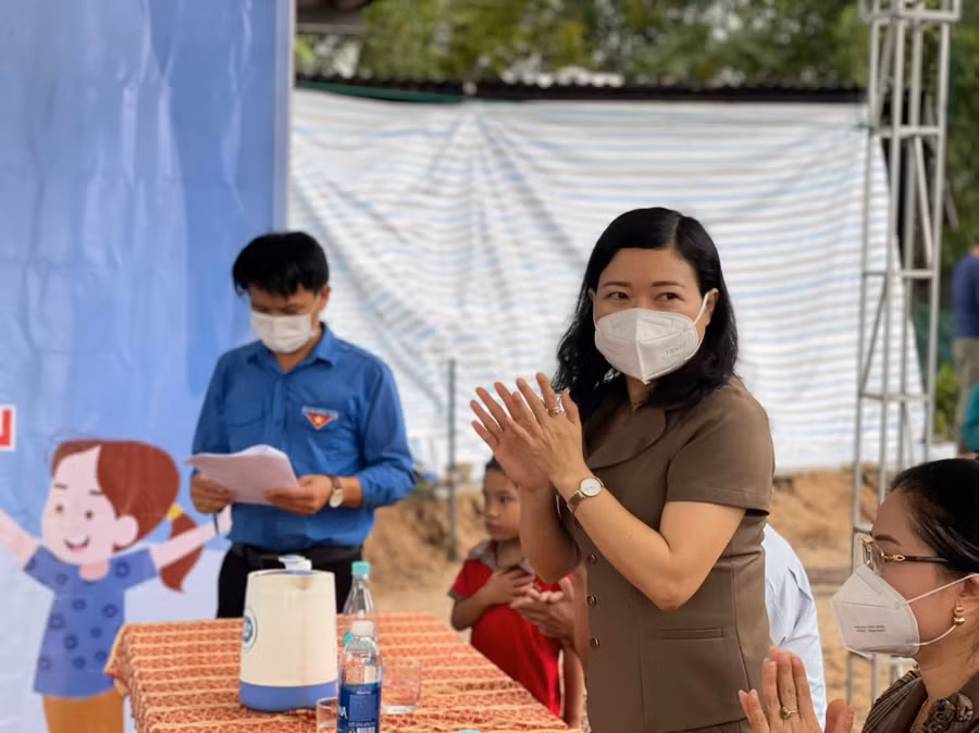 Bà Nguyễn Thị Nguyệt, Bí thư Huyện ủy Thạch Hà, tham dự lễ khởi công nhà nhân ái