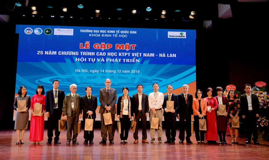 Tri ân các cán bộ.