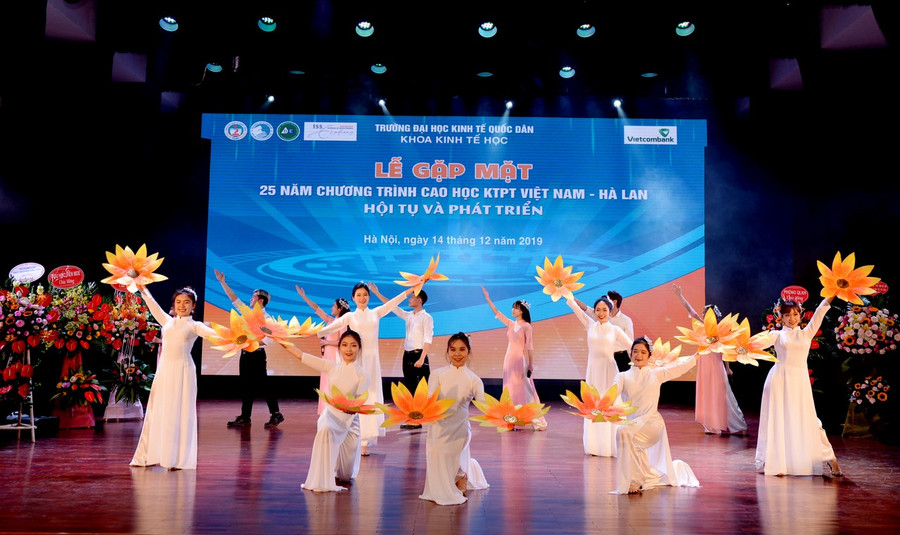 Văn nghệ chào mừng