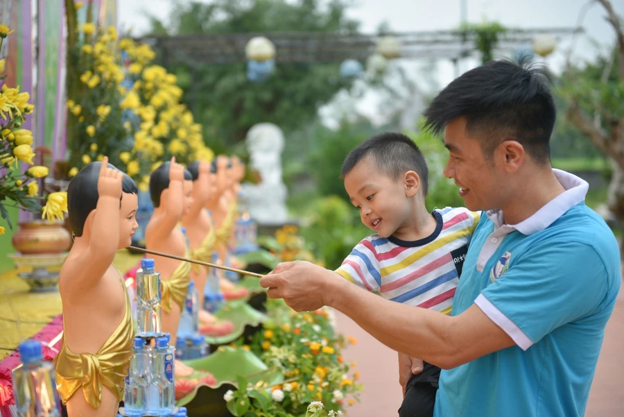 Lễ Phật đản trang nghiêm nơi cửa chùa.