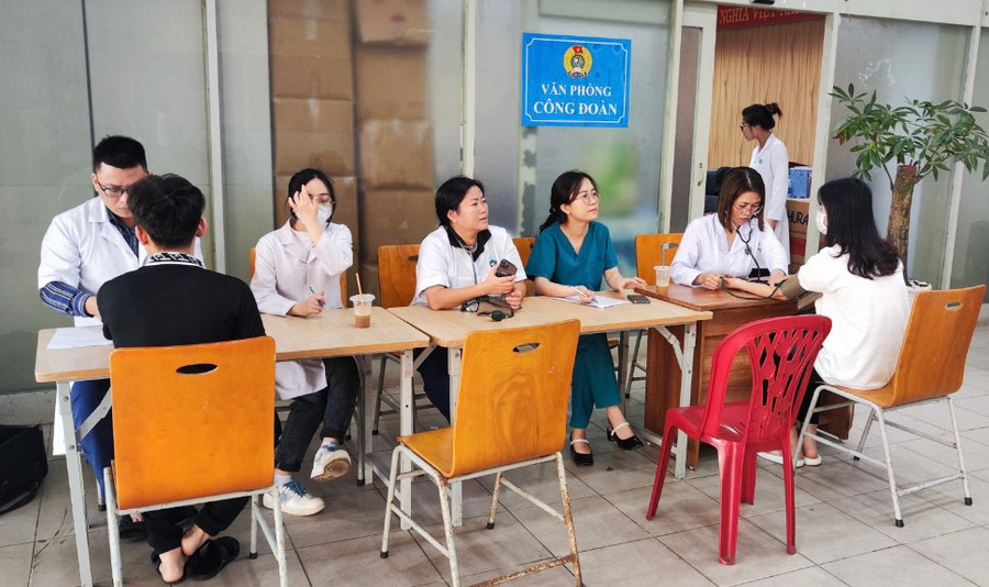 Bàn tư vấn sức khoẻ cho người tham gia hiến máu.