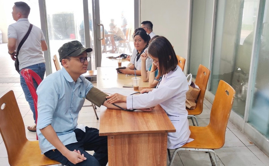 Tình nguyện viên được các bác sĩ kiểm tra sức khoẻ trước khi hiến máu.