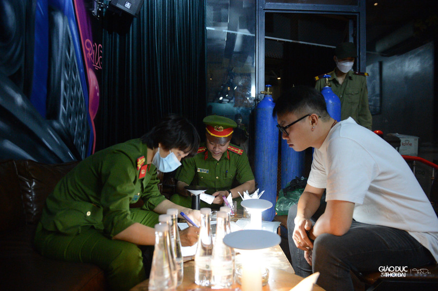 Kiểm tra tại Hộ kinh doanh số 12 Đào Duy Từ - Sober Founder, tổ công tác đã phát hiện 3 bình nặng 80kg chứa khí N20 ( Khí cười).