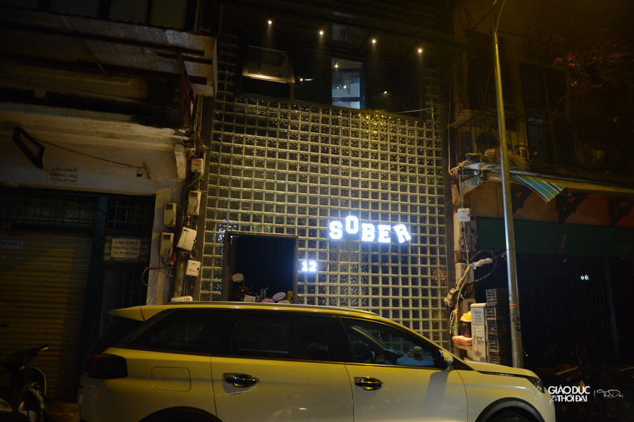 Tại thời điểm kiểm tra trong quán có 25 khách đang sử dụng dịch vụ.