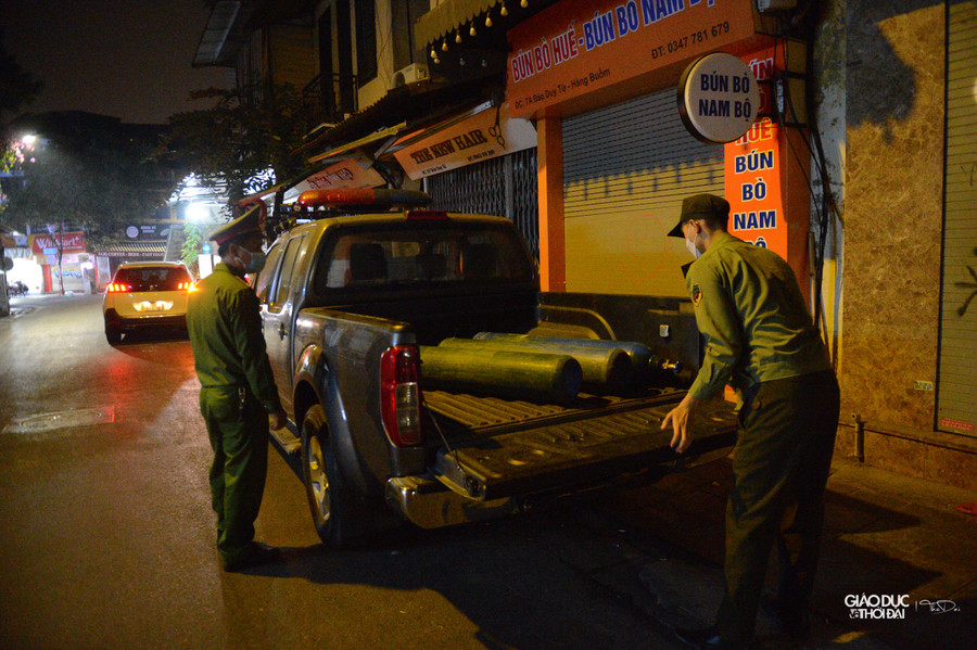 Đội Cảnh sát quản lý hành chính về trật tự xã hội cũng tham mưu Ban chỉ huy công an quận Hoàn Kiếm là đối với các cơ sở kinh doanh vi phạm nhiều lần, có tính chất hệ thống, đã từng xảy ra các vụ việc về tệ nạn xã hội sẽ kiến nghị sang UBND quận, UBND thành phố xem xét thu hồi đăng ký kinh doanh và thu hồi giấy phép hoạt động đến 2H sáng đang thực hiện thí điểm tại địa bàn quận trong 3 ngày cuối tuần.