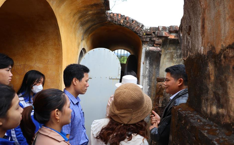 Học sinh có chuyến trải nghiệm &quot;về nguồn&quot;, thăm quan di tích lịch sử, văn hóa.