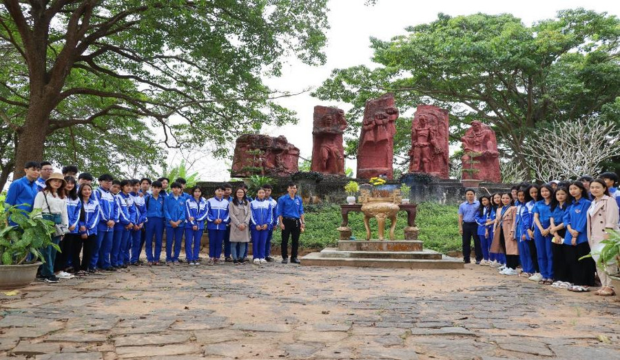 Trường THPT Hướng Hóa tổ chức cho học sinh tham quan di tích nhà tù Lao Bảo. (Ảnh: Đoàn Trường THPT Hướng Hóa)