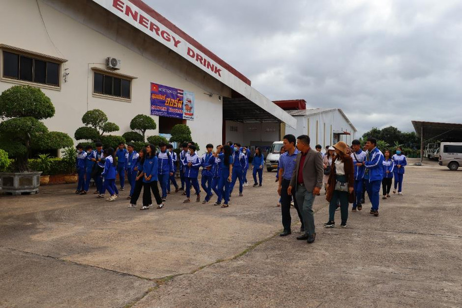 Học sinh tham quan dây chuyền sản xuất của Nhà máy sản xuất nước ngọt Super Horse.