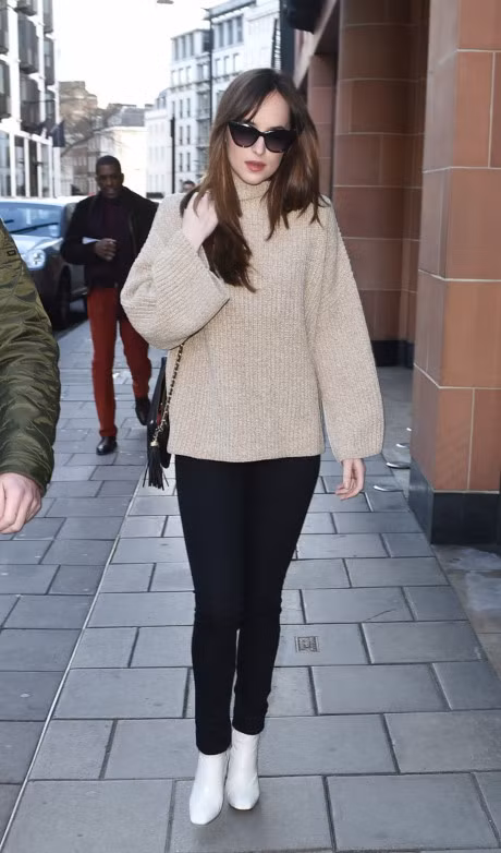 Street style bien hoa voi jeans cua my nhan 