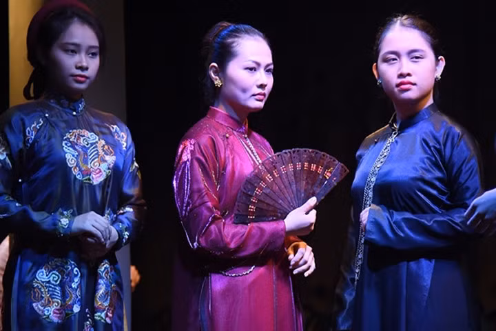 Áo dài cách tân qua các thời kỳ trên sân khấu