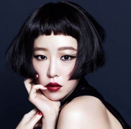Kim Chi xinh như búp bê với kiểu tóc mái bằng trên lông mày - Ảnh 5 Kim Chi xinh nhu bup be voi kieu toc mai bang tren long may - Anh 5