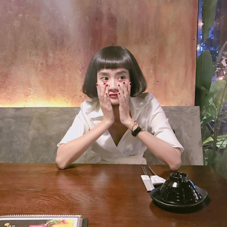 Kim Chi xinh như búp bê với kiểu tóc mái bằng trên lông mày - Ảnh 1 Kim Chi xinh nhu bup be voi kieu toc mai bang tren long may - Anh 1