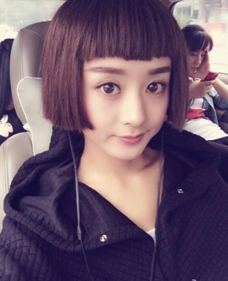Kim Chi xinh như búp bê với kiểu tóc mái bằng trên lông mày - Ảnh 6 Kim Chi xinh nhu bup be voi kieu toc mai bang tren long may - Anh 6