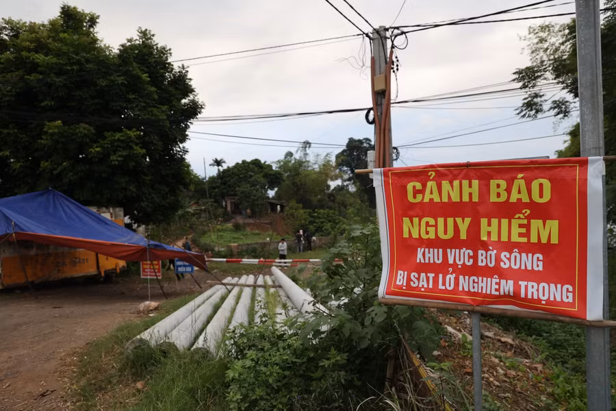 Lực lượng chức năng xã Thái Hòa lập chốt chặn, cảnh báo, phân công người trực 24/24 giờ tại khu vực sạt lở bờ hữu sông Hồng.