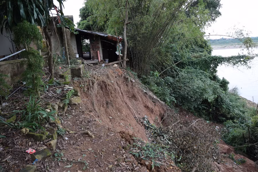 Cung sạt có chiều dài khoảng 120m, ăn sâu vào bãi sông, tạo thành vách thẳng đứng cao gần 20m.