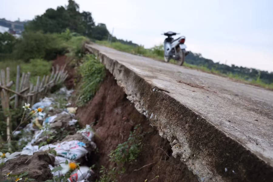 Đường bê tông trên mặt đê bị vỡ nát, sụt lún do ảnh hưởng của vụ sạt lở bờ sông hữu Hồng.