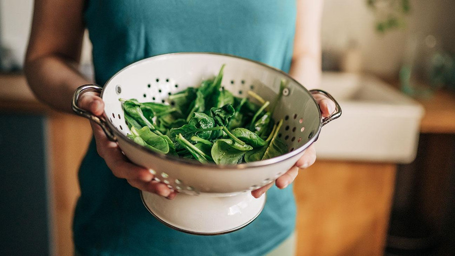 Một bát rau chân vịt chần chứa gần 4g sắt. Ảnh Getty Images.