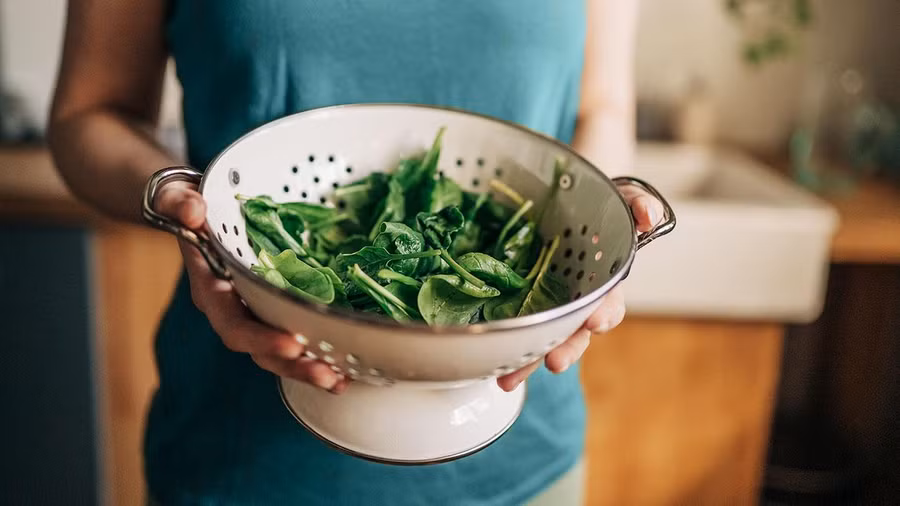 Một bát rau chân vịt chần chứa gần 4g sắt. Ảnh Getty Images.