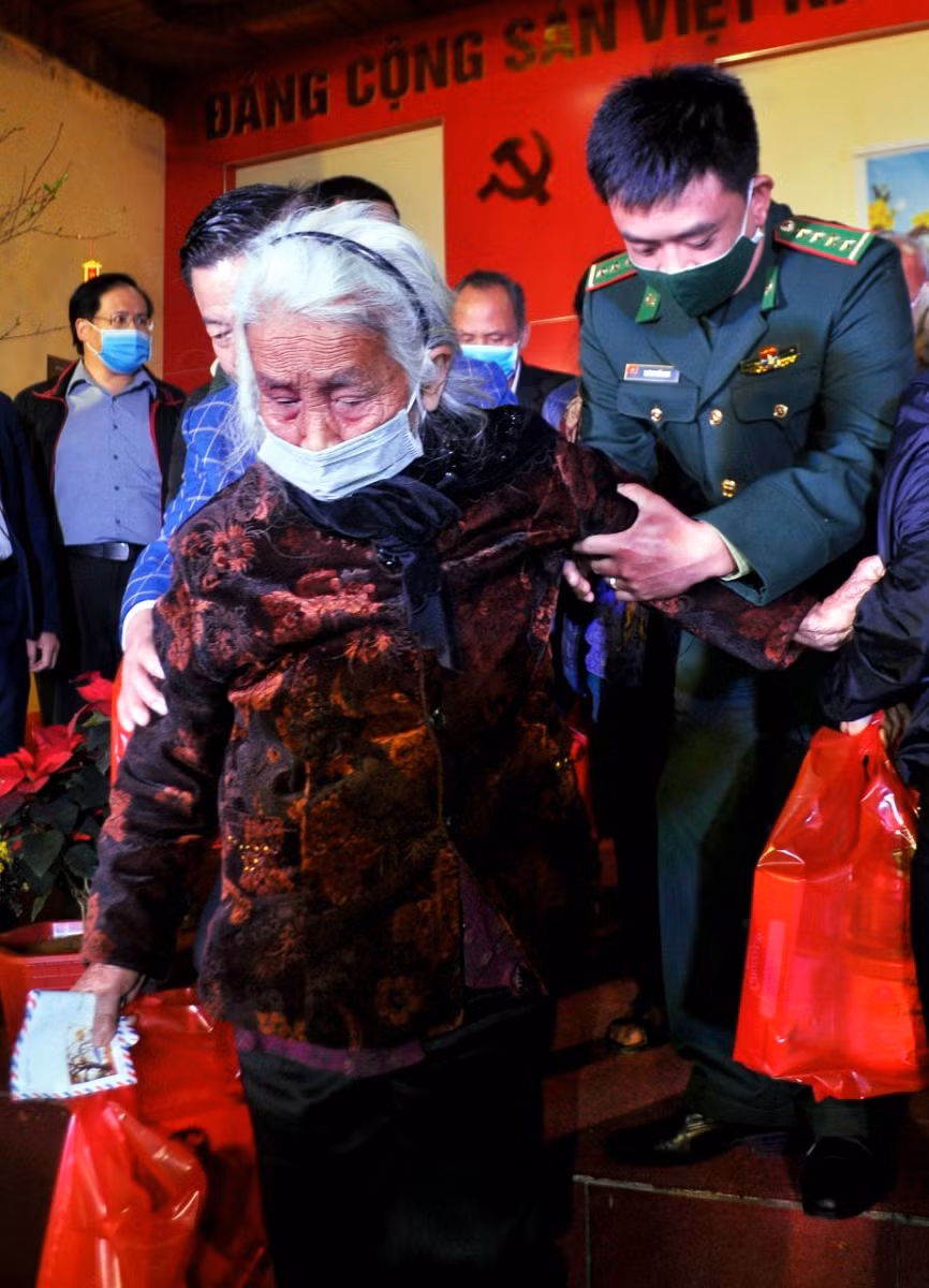 Bộ đội Biên phòng Hà Tĩnh hỗ trợ các cụ già lên nhận quà của BTC