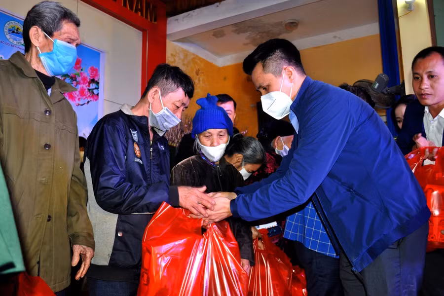 Đại diện công ty TNHH Gang thép Hưng Nghiệp Formosa Hà Tĩnh tặng quà Tết