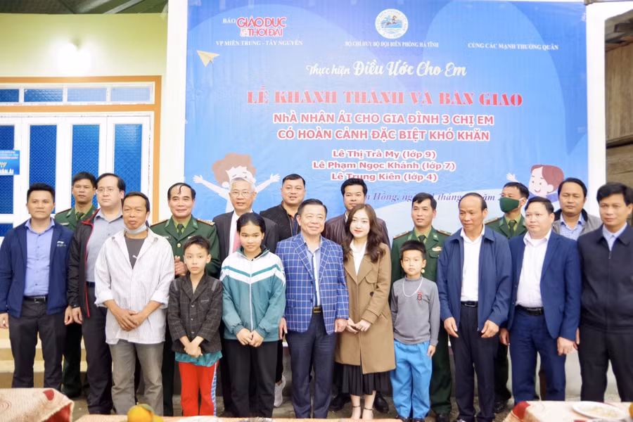 Các cấp ủy chính quyền, nhà hảo tâm và bà con lối xóm chung vui với gia đình 3 em học sinh khó khăn